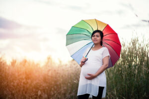 Blogs 18 portrait happy proud pregnant woman park sunrise